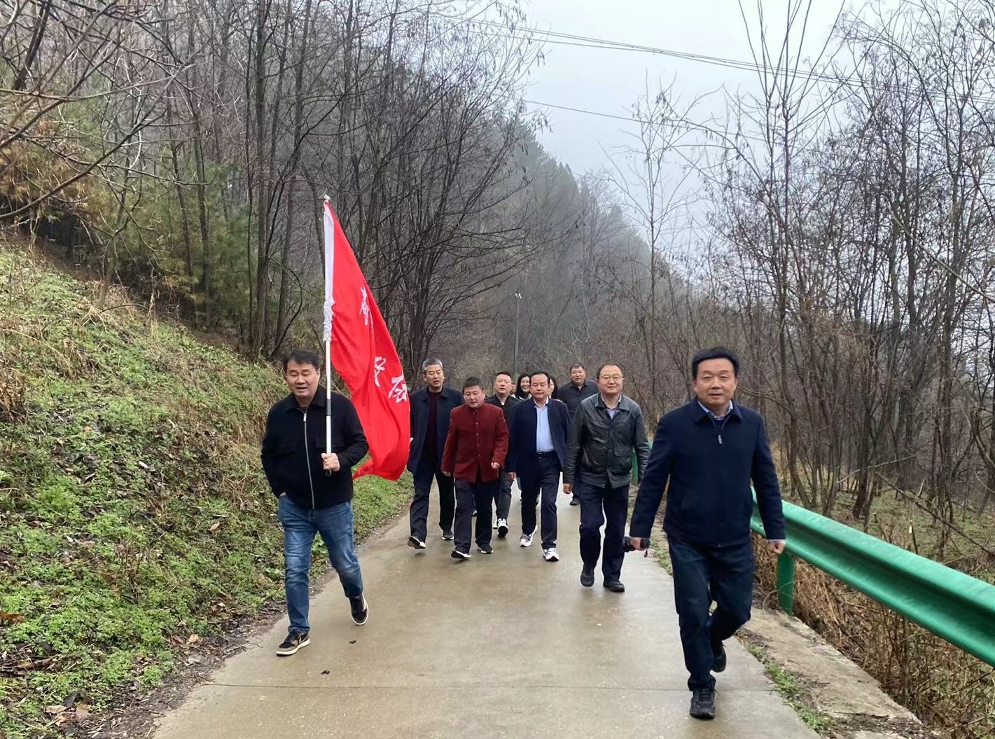 区政协机关开展迎“三八”登山比赛活动