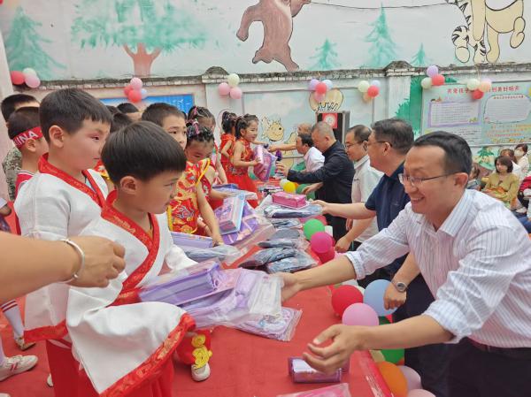 情暖六一 为爱赋能 ——商州区政协文史委委员工作室开展 六一爱心捐赠暨节日慰问活动